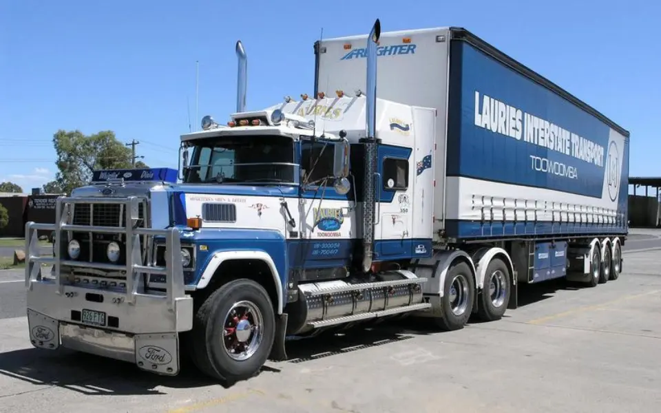 Per què els camions domèstics no apunten els tubs d'escapament cap amunt?